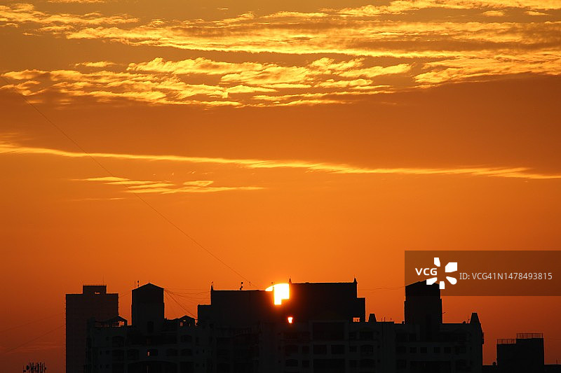 日落时分天空下的建筑物剪影，孟买，马哈拉施特拉邦，印度图片素材