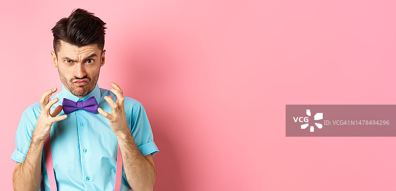 戴着领结，举起双手，要勒死某人的愤怒男子照片图片素材