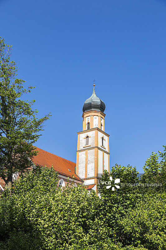 带有洋葱圆顶的教区教堂和钟楼图片素材