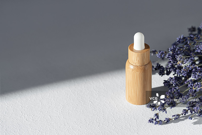 用于精油或精华素的竹制滴管瓶，生态化妆品天然材料包装概念图片素材