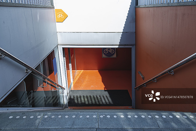 地下自行车库入口的正面图图片素材