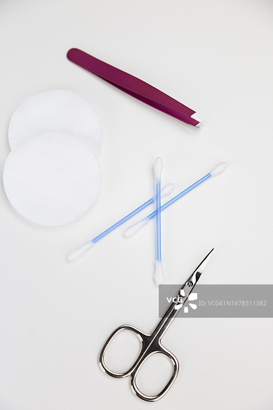 白色背景上的身体护理和卫生用品配件图片素材