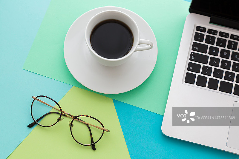 办公桌上的咖啡杯图片素材