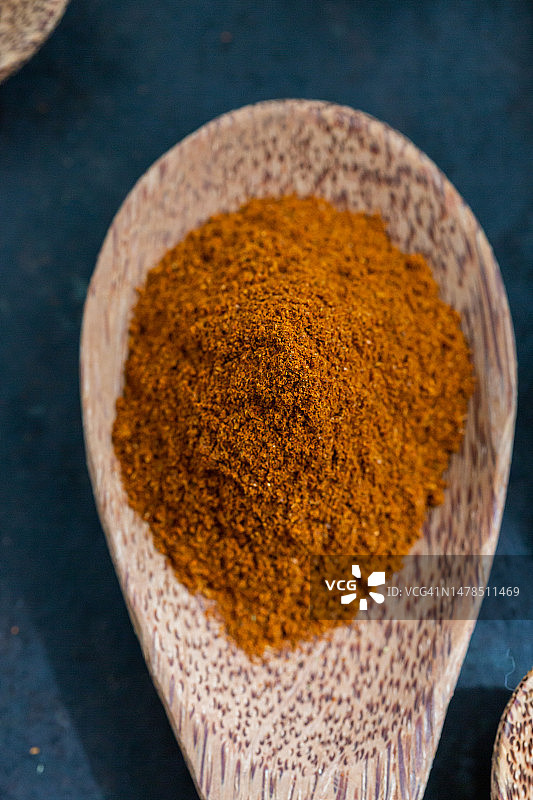 木勺上的一堆卡宴辣椒粉或辣椒粉图片素材