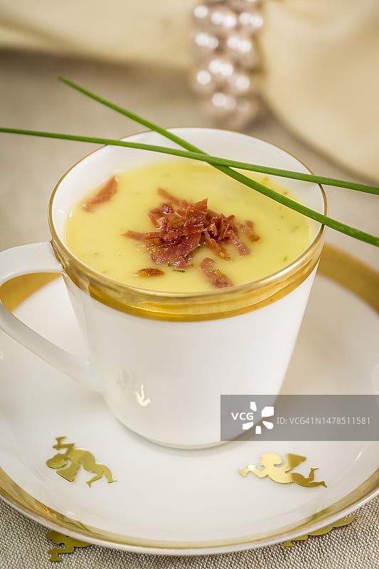 奶油土豆汤和塞拉诺火腿片（圣诞晚餐）图片素材