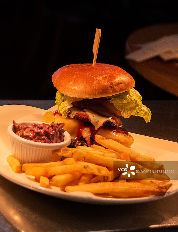 盘中汉堡和炸薯条的特写图片素材