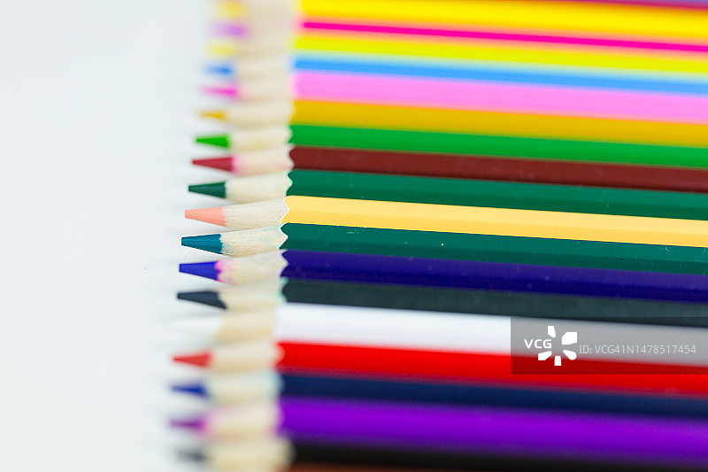 白色桌子上的彩色铅笔图片素材