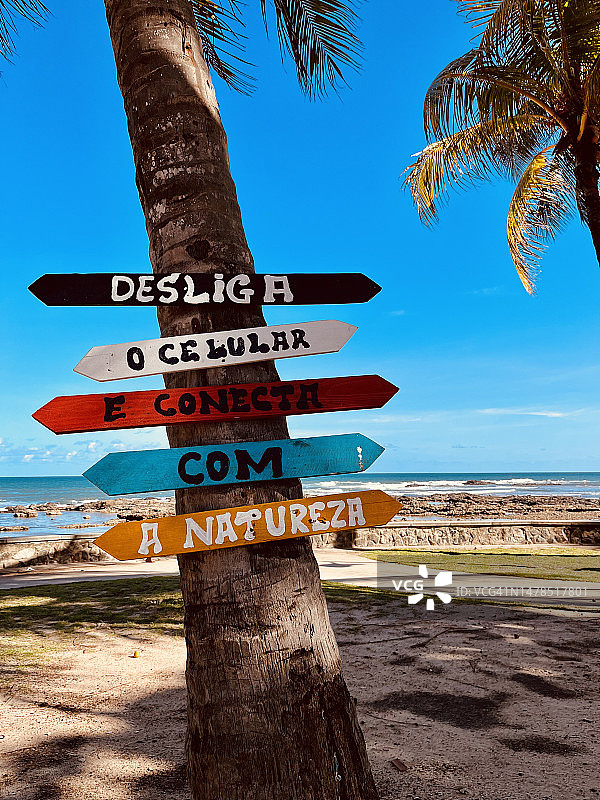 特写：天空背景下的道路标志，巴西巴伊亚州萨尔瓦多图片素材