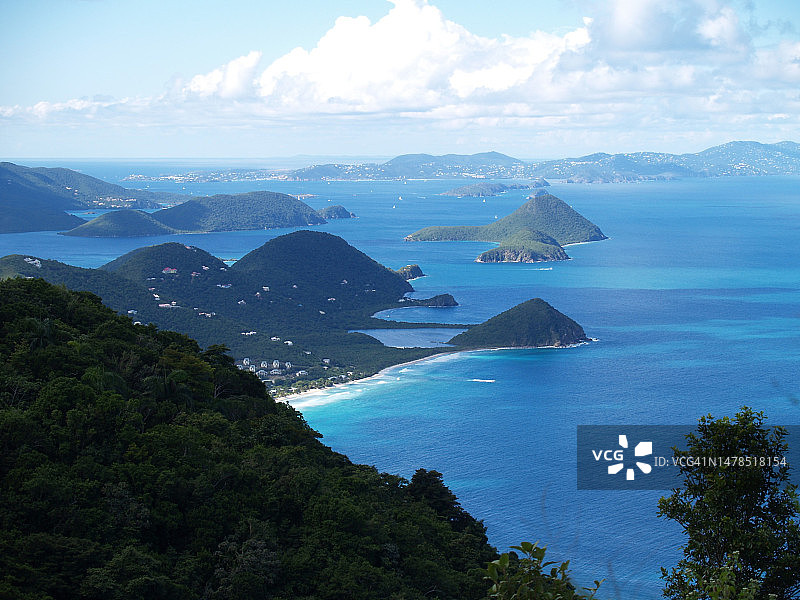 英属维尔京群岛托尔托拉岛海景和山脉的高角度视图图片素材