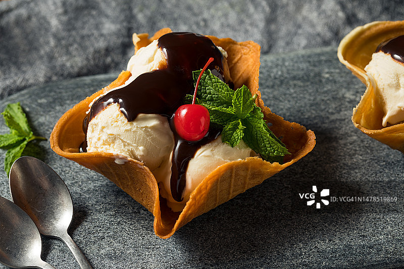 自制冰淇淋华夫饼碗圣代图片素材