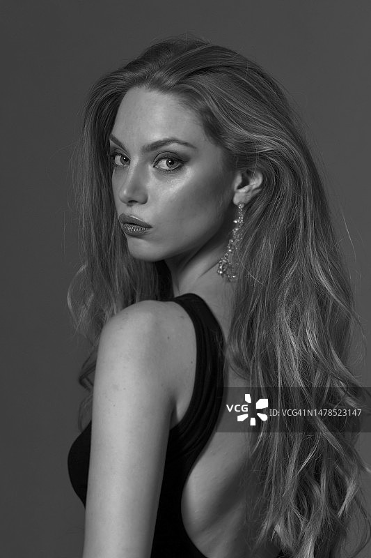 美丽年轻女人灰色背景肖像图片素材