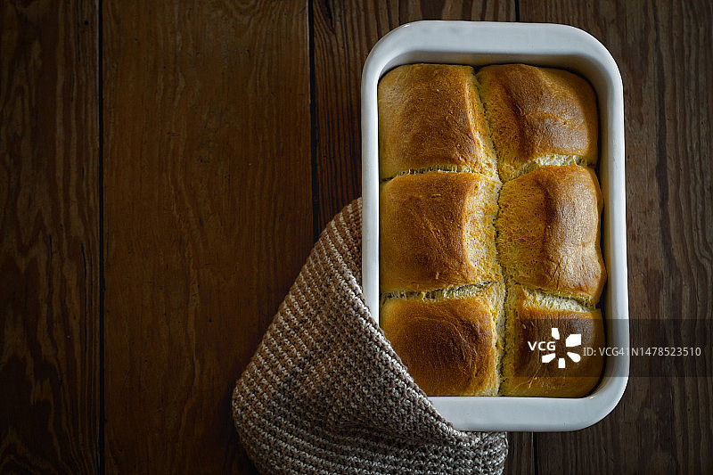 德国桌子上盘子里馅饼的俯视图图片素材