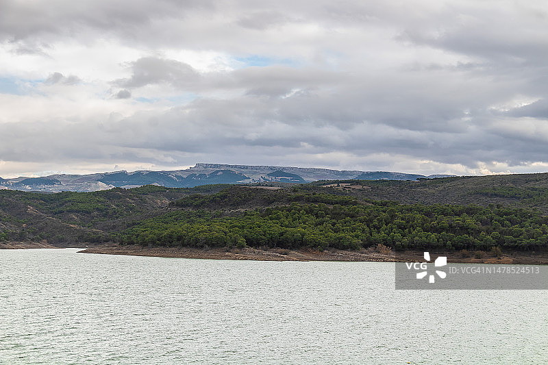 梅莱格水坝：突尼斯凯夫的美丽绿洲图片素材