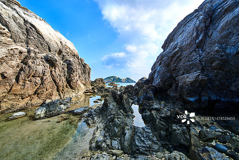 日本渡嘉敷岛岩层仰视角度图片素材