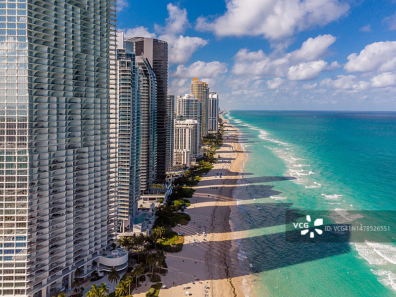 美国佛罗里达州黄金海滩海边建筑的航拍景色图片素材