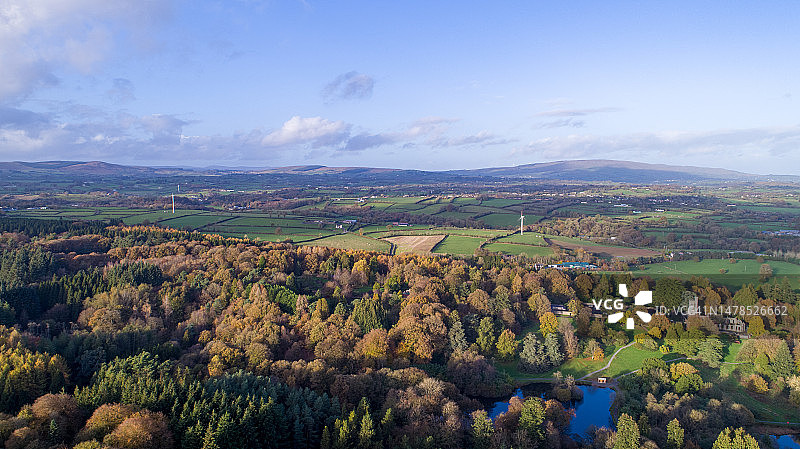 英国北爱尔兰天空下的树木景观高角度景观图片素材