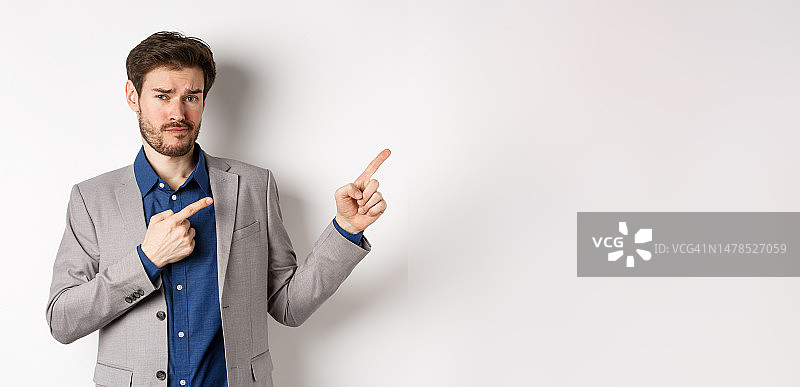 不良示范：持怀疑态度的商人面露不满图片素材