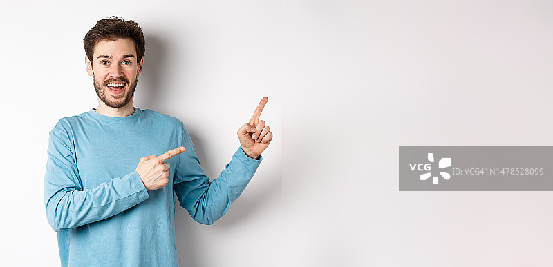 笑容满面的男人指向右边，展示横幅或标志图片素材