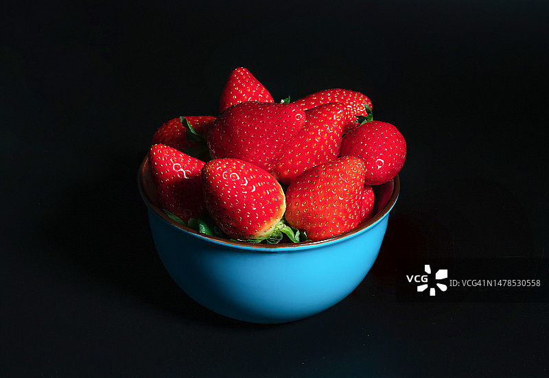 深色背景下的碗装新鲜草莓，西班牙巴塞罗那图片素材