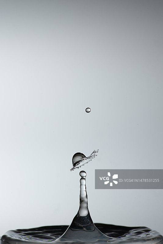 水滴在白色背景上溅起的特写，墨西哥，墨西哥城图片素材