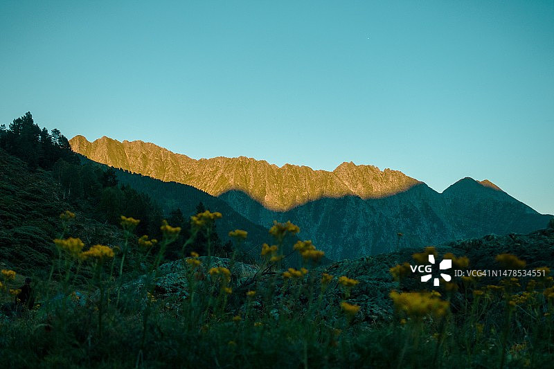 蓝天映衬下的群山风光图片素材