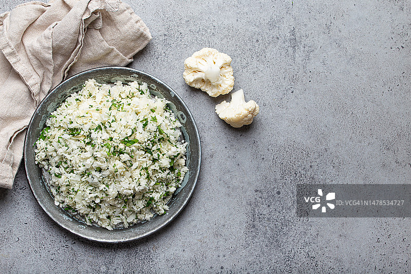盘子里放着莳萝的生菜花米饭或蒸粗麦粉，健康低脂图片素材