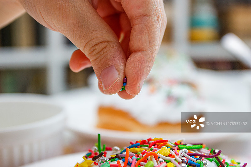 用彩色糖果装饰蛋糕的过程，乌克兰图片素材