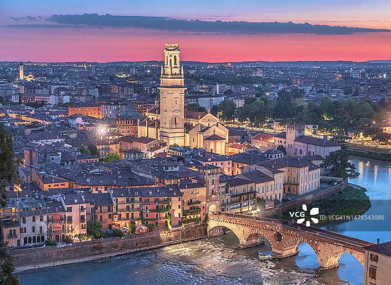 意大利威尼托维罗纳的夜间城市景观图片素材