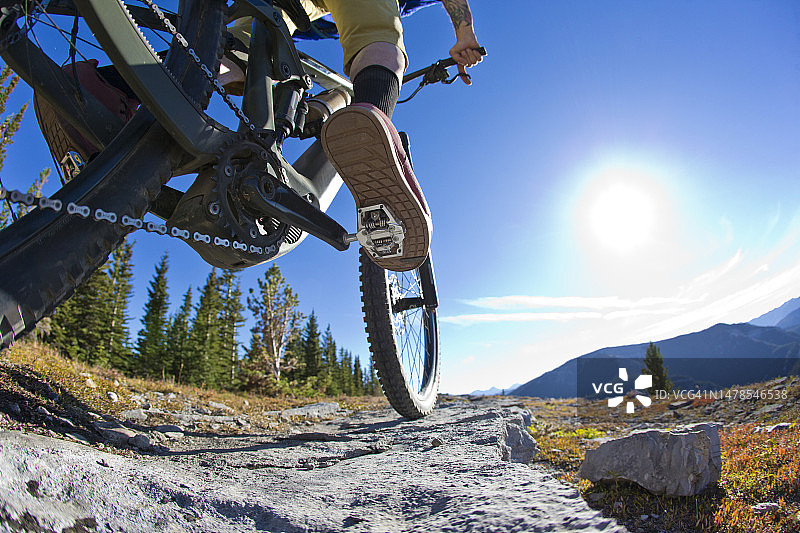 电动山地自行车骑行者图片素材