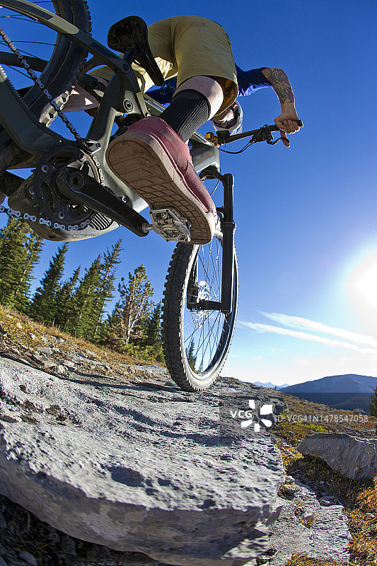 电动山地自行车骑行者图片素材