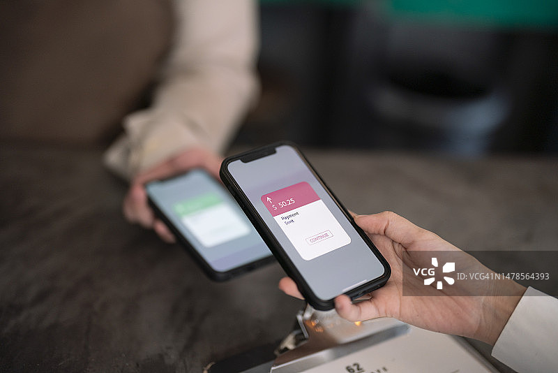 顾客在咖啡馆餐厅使用手机支付图片素材