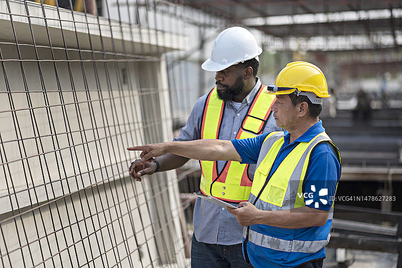 工程师和工人在水泥厂检查水泥板图片素材