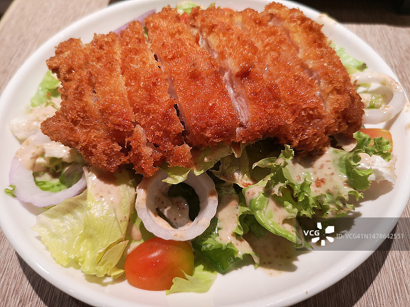 油炸面包鸡配蔬菜沙拉图片素材