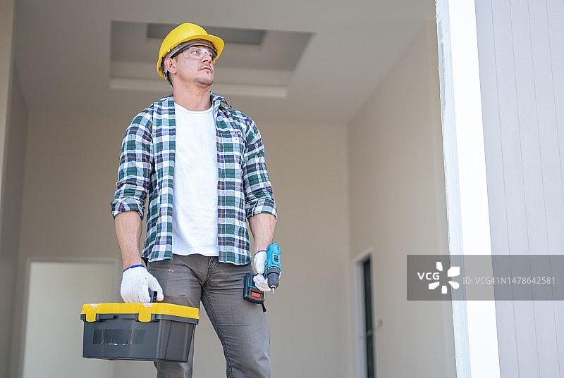 手提工具箱的男性建筑工人图片素材