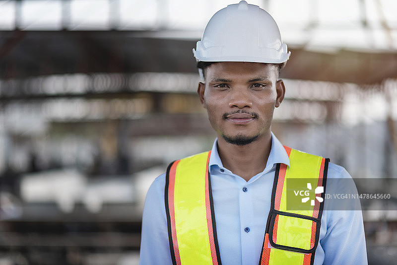 一张建筑工地上的建筑工人肖像图片素材