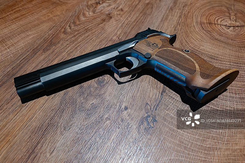 木质背景上的精致手枪图片素材