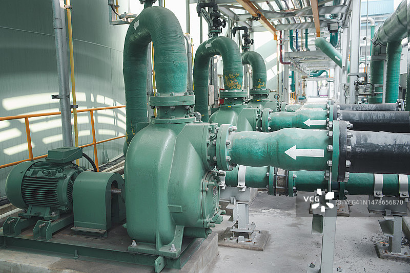 工业区的阀门和管道系统图片素材