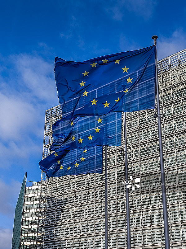 在欧盟委员会贝雷蒙大厦飘扬的欧盟旗帜图片素材
