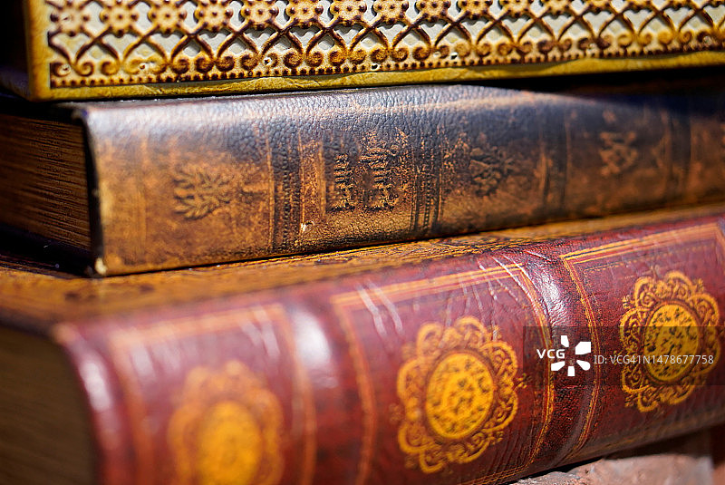 自然光下堆放在架子上的旧书图片素材