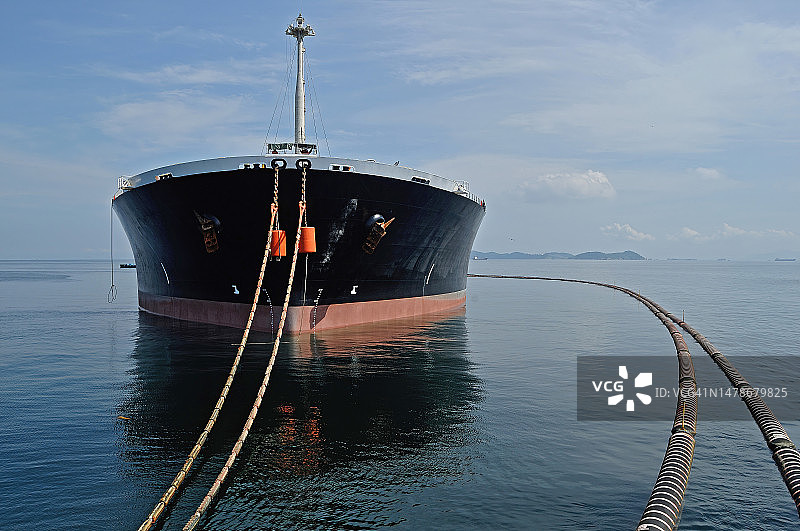 港口装载石油运输船图片素材