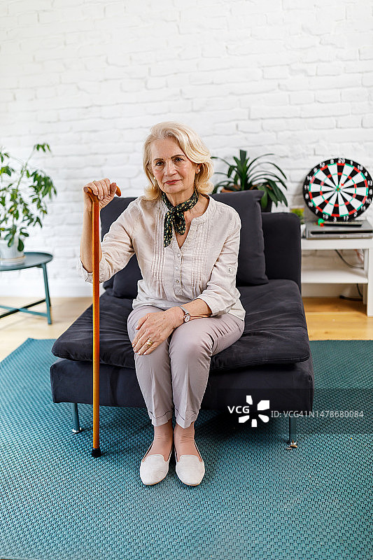 拿着拐杖，对未来充满希望的沮丧年长妇女肖像图片素材