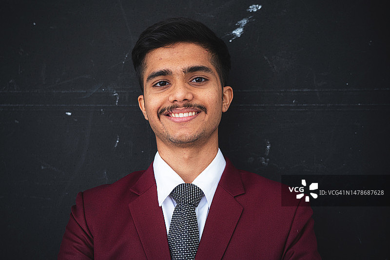 快乐的年轻商人肖像图片素材