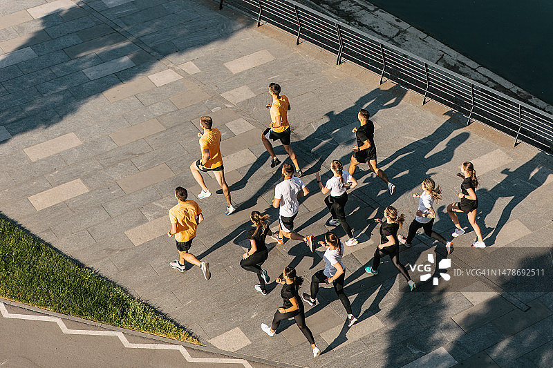 水边奔跑的人群航拍图片素材