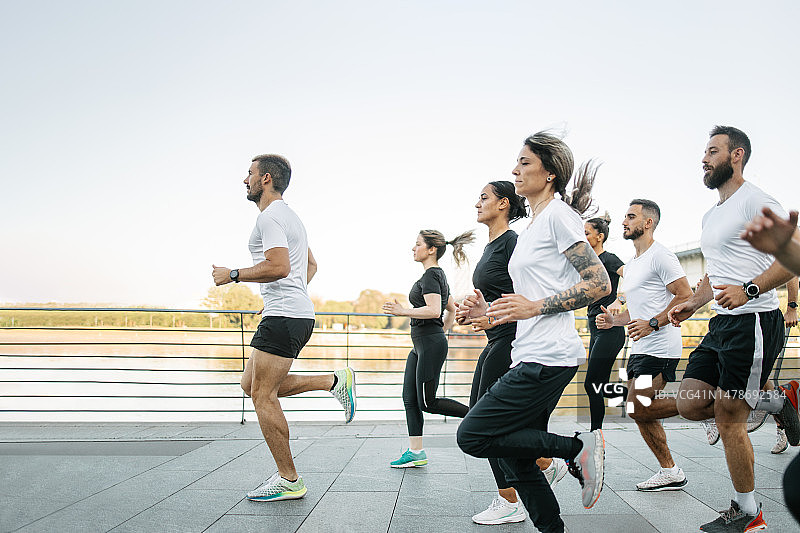 准备参加半程马拉松的赛跑者图片素材