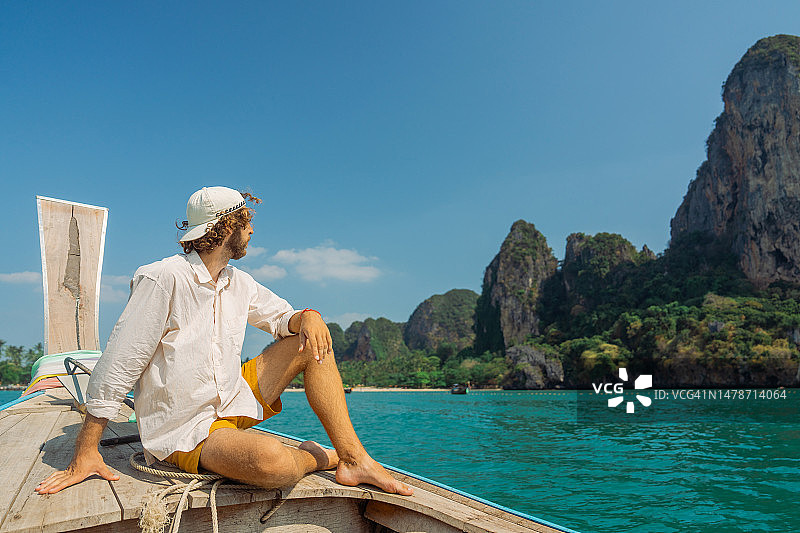 男子乘坐泰国出租船旅行图片素材