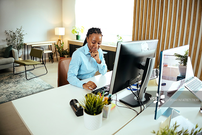 年轻女子在家中办公室编程图片素材