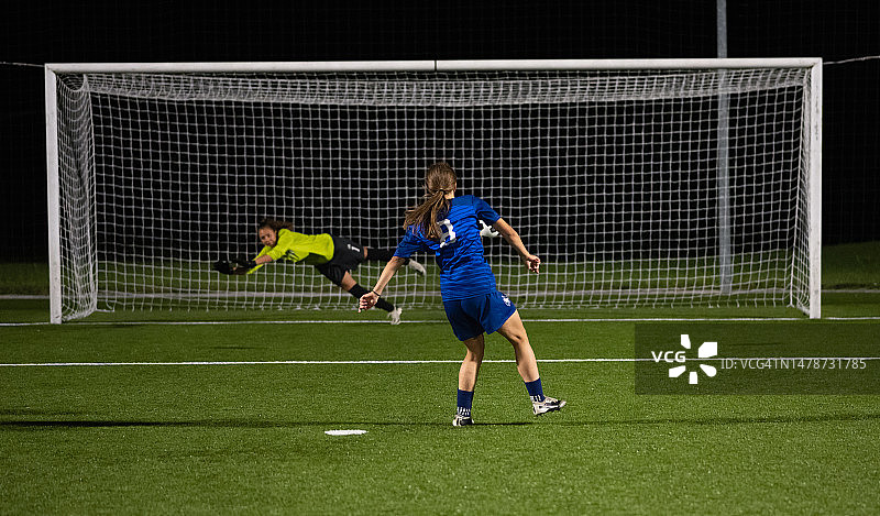 女足球员点球射门图片素材