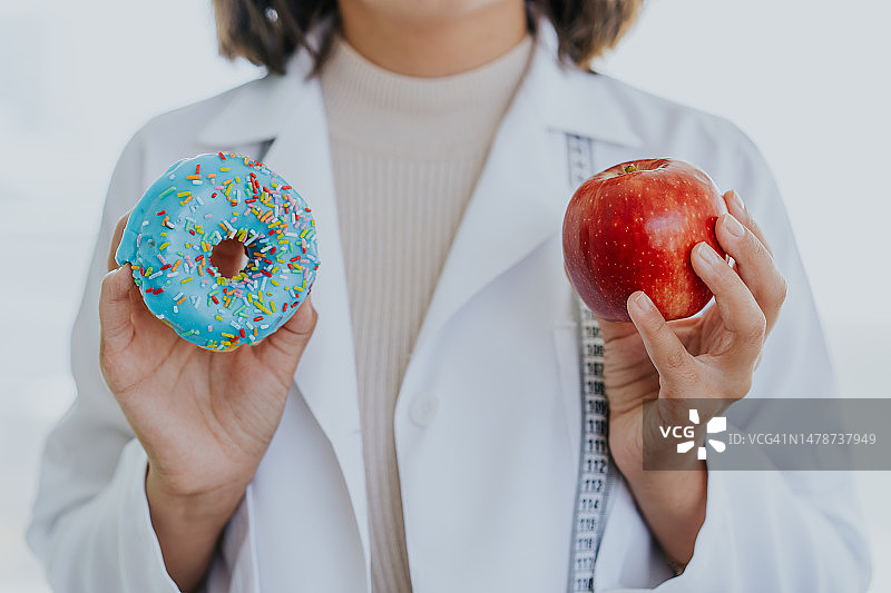 犹豫吃糖果还是水果图片素材