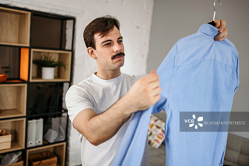 男人选择商务服装图片素材