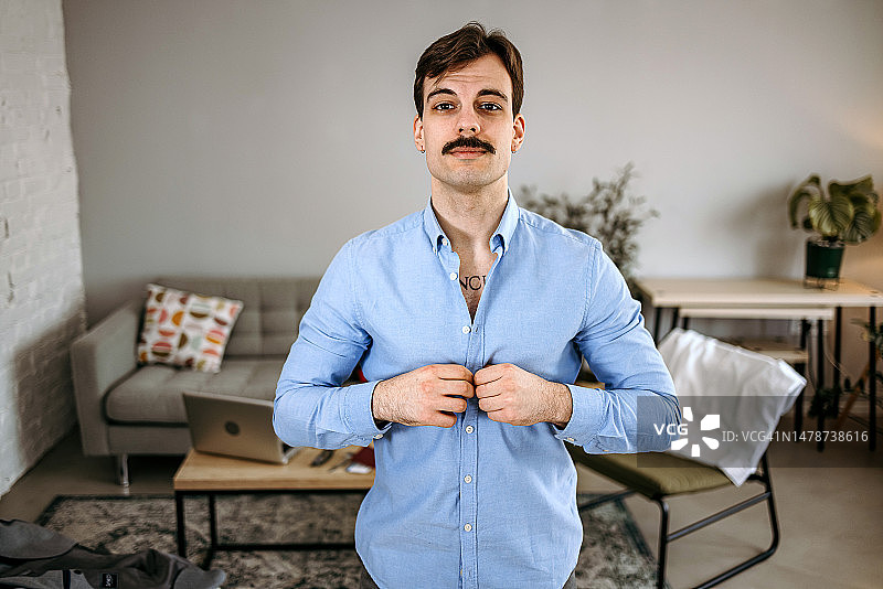 男子在家穿衬衫图片素材